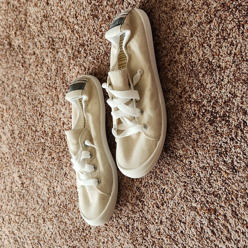 New Women's tennis shoes